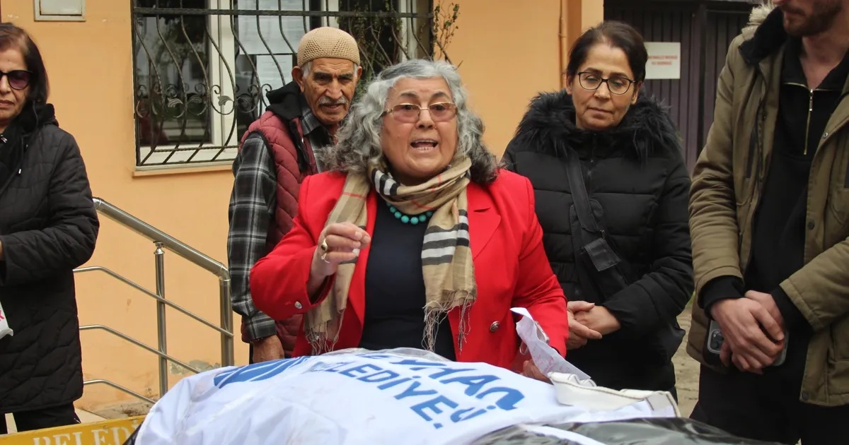 Adana'da muhtardan sıra dışı protesto: Belediyenin cenazesini kaldırdı - İlkhaber Gazetesi
