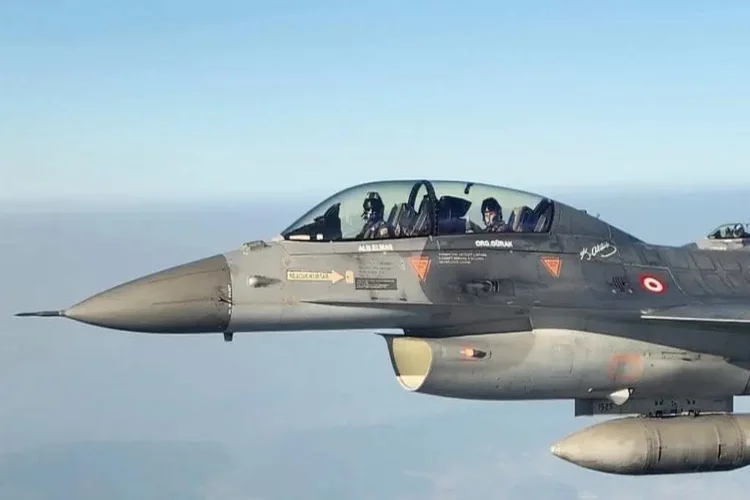 Orgeneral Gürak, F-16'dan Şehitler Abidesi’ni selamladı