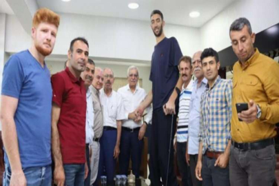 ‘Dünyanın en uzun boylu adamı’  Ahmet Türk’ü ziyaret etti