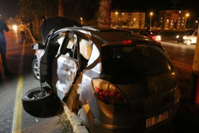 Isparta'da otomobil refüje çıktı: 2 yaralı