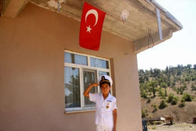 Kuzusu ve Türk bayrağıyla 23 Nisan şiiri okuyan çocuğa askerlerden hediye