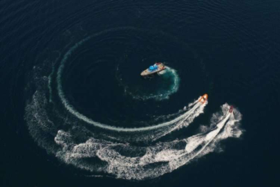 Konyaaltı Plajı'nda tatilcilere denizden 3 dilde "sosyal mesafe" uyarısı