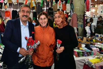 Çetin Sosyete Pazarında  kadınlara karanfil dağıttı