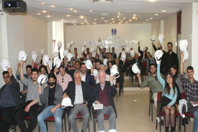 Genç mühendis  adayları baret taktı