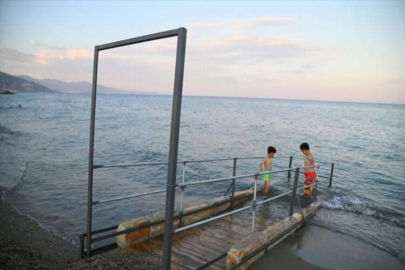 Anamur'da engellilerin denize ulaşımı için rampa kuruldu