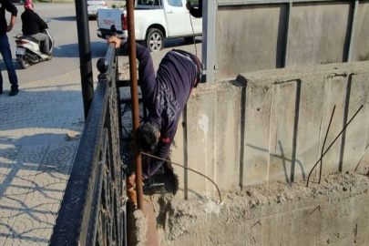 Hatay'da köprü korkuluğunda mahsur kalan yavru kedi kurtarıldı