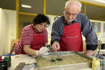 Gurbetçi çift, geleneksel Türk ebru sanatını Almanlara öğretiyor