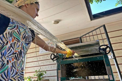 Seralardaki atık muz kütükleri, kadınların elinde hediyelik eşyaya dönüşüyor