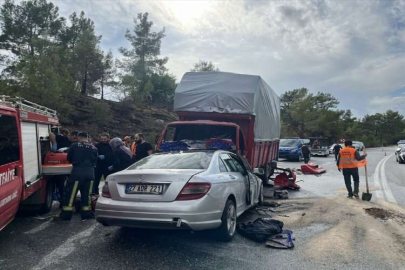 Antalya'da otomobil ve kamyonetin çarpıştığı kazada 2 kişi öldü, 6 kişi yaralandı