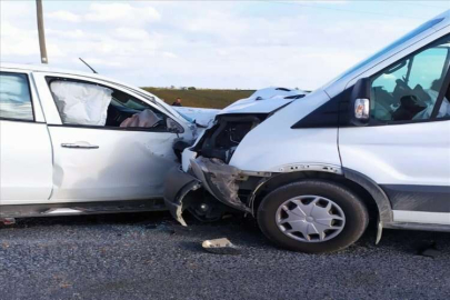 Mersin'de iki aracın çarpışması sonucu 8'i infaz koruma memuru 10 kişi yaralandı