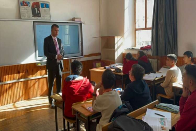 Görme engelli İsmail öğretmen azmiyle öğrencilerine örnek oluyor