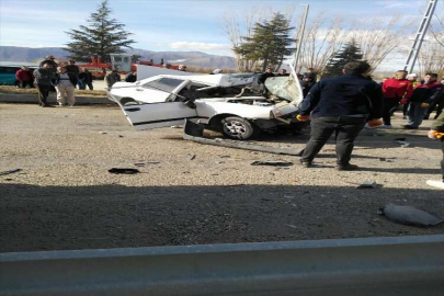 Isparta'da otomobilin yol süpürme aracına çarptığı kazada 2 kişi öldü