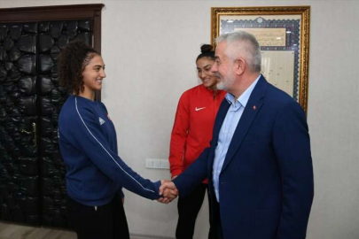 Ispartalı milli güreşçiler Belediye Başkanı Şükrü Başdeğirmen'i ziyaret etti