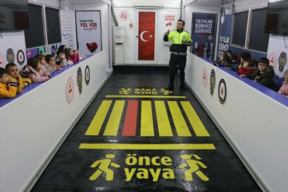 Hatay'da öğrencilere "Mobil Trafik Eğitim Tırı"nda eğitim verildi