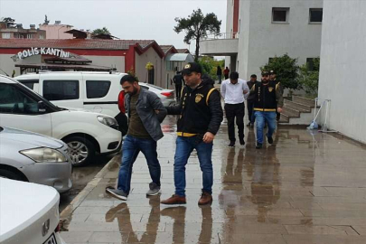 Adana'da iş yerindeki kasalardan para çaldıkları iddiasıyla 2 zanlı tutuklandı