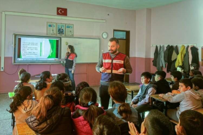 Mersin'de jandarma, öğrencilere güvenli internet kullanımını anlattı