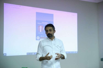 Seslendirme sanatçısı Mehmet Şelli, sesiyle dünyaya açıldı