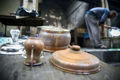 Yaşar usta, dede mesleği kalaycılığı yaşatmaya çalışıyor