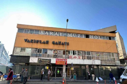 60 yıllık geçmişe sahip Vakıflar Sarayı yıkılacağı günü bekliyor