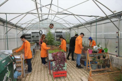 Özel öğrenciler, atıkları gübreye dönüştürüp okul serasında sebze yetiştiriyor