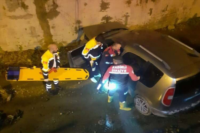 Osmaniye'de dere yatağına devrilen hafif ticari araçtaki 2 kişi yaralandı