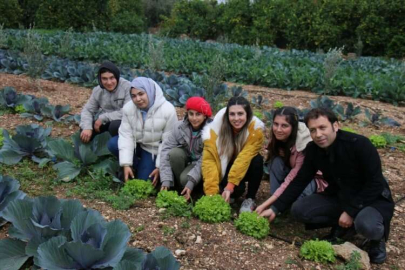 Mersin'de özel öğrenciler dikimini yaptıkları sebzeleri hasat etti