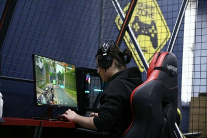 Geleceğin e-sporcuları Adana'da kurulan salonda eğitilecek