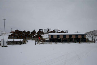 Kahramanmaraş’taki Yedikuyular Kayak Merkezi'ne mevsimin ilk karı yağdı