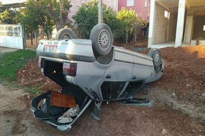 Adana'da devrilen otomobildeki 4 kişi yaralandı