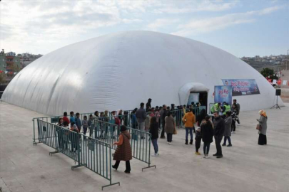 Mersin'de yapımı tamamlanan buz pisti kapılarını çocuklara açtı