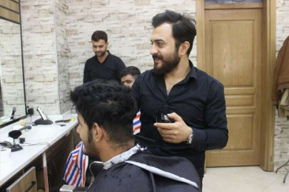 Hataylı kuaför engellileri ücretsiz tıraş ediyor