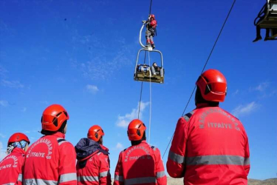 Yedikuyular Kayak Merkezi'nde telesiyejde mahsur kalanları kurtarma tatbikatı yapıldı
