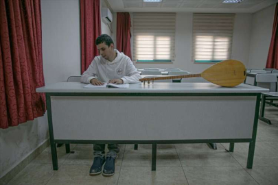 Hatay'da görme engelli konservatuvar öğrencileri, karanlık dünyalarını müzikle aydınlatıyor