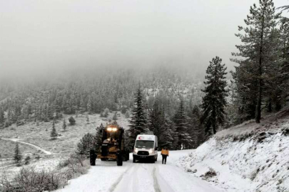 Mersin'de kar nedeniyle biri ambulans 7 araçta mahsur kalanlar kurtarıldı