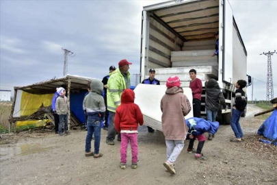 Adana polisi çadırda yaşayan tarım işçilerine yatak yardımında bulundu