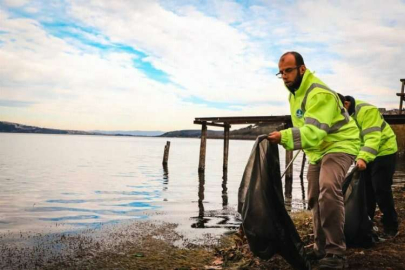Su seviyesi düşen Sapanca Gölü'nün kıyı kesimleri atıklardan temizleniyor