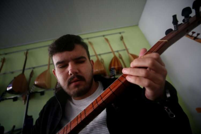 Konservatuvar mezunu görme engelli Abdullah, bağlamasıyla gönüllere dokunuyor