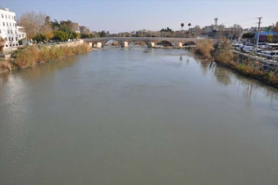 Mersin'de Göksu Nehri'ndeki renk değişimi üzerine inceleme başlatıldı