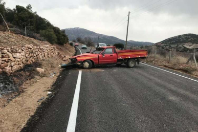 Burdur'da duvara çarpan kamyonetteki kadın öldü, oğlu yaralandı