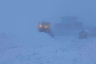 Hatay'da belediye ekipleri karla mücadele çalışmalarını sürdürüyor