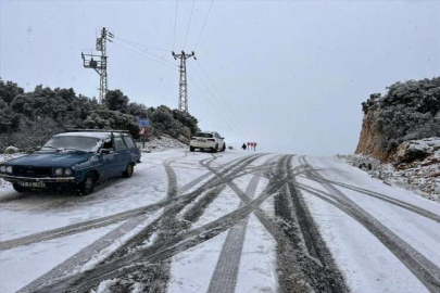 Antalya'nın yüksek kesimlerinde karla mücadele çalışması yapılıyor
