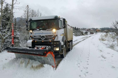 Mersin'de kar nedeniyle araçlarında mahsur kalanlara iş makinesiyle ulaşıldı
