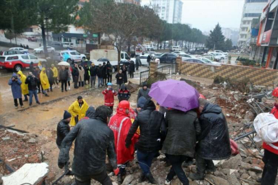 Kahramanmaraş'ta bir apartmanın enkazından anne ve kızı kurtarıldı