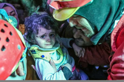 Hatay'da depremden yaklaşık 44 saat sonra anne ve iki yaşındaki kızı kurtarıldı