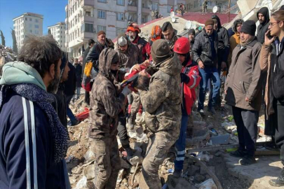 Kahramanmaraş'ta özel harekat polisleri genç kızı 57 saat sonra enkazdan kurtardı