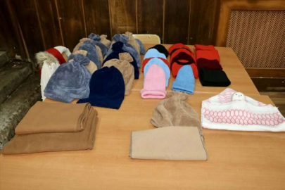 Trabzon'da deprem bölgesine gönderilmek üzere örgü bebek, atkı, bere ve bot üretiliyor