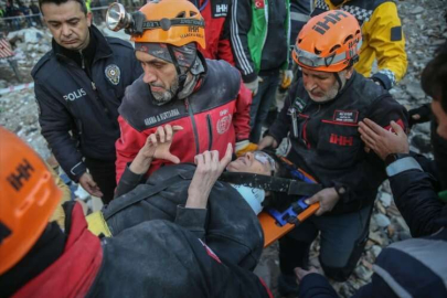 GÜNCELLEME 2 - İskenderun'daki Arzu Apartmanı'nın enkazından 6 kişilik aile kurtarıldı