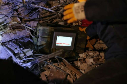 Savunma sanayisi için üretilen "Duvar Arkası Radar" deprem bölgesinde can kurtarıyor