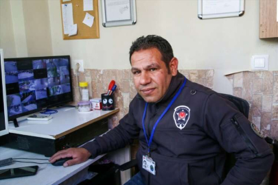 Adana'da sitenin güvenlik görevlisi, deprem anında sırtladığı yaşlı kadını 9. kattan aşağıya indirdi