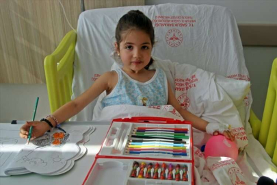 Hatay'da enkazdan kurtarılınca muayene olmadan su içmek istemeyen Hazal iyileşiyor